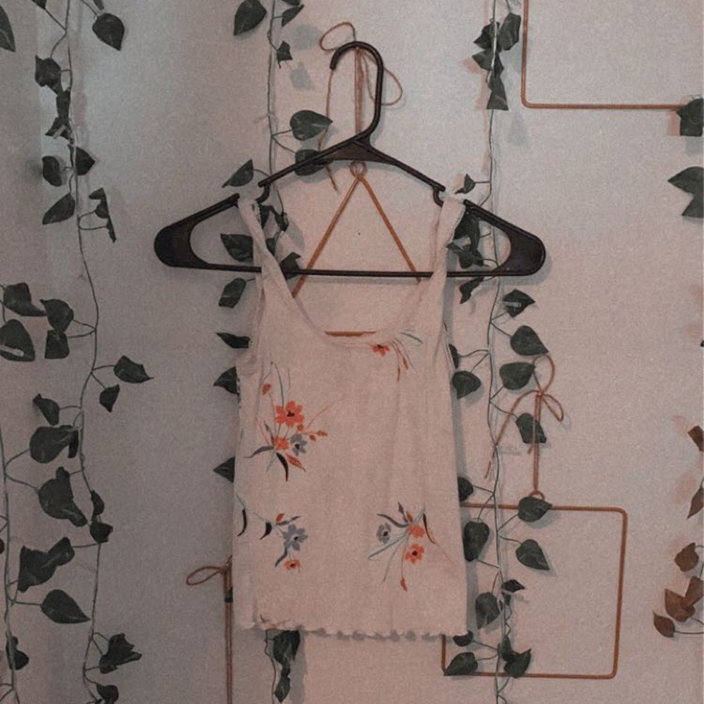 XS WHITE FLOWER TANK TOP !! BRAND - VYLETTE